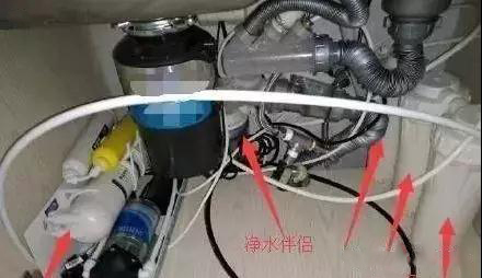 客戶說(shuō)裝了一臺(tái)凈水器，比我的便宜！看到實(shí)物我忍不住笑了！